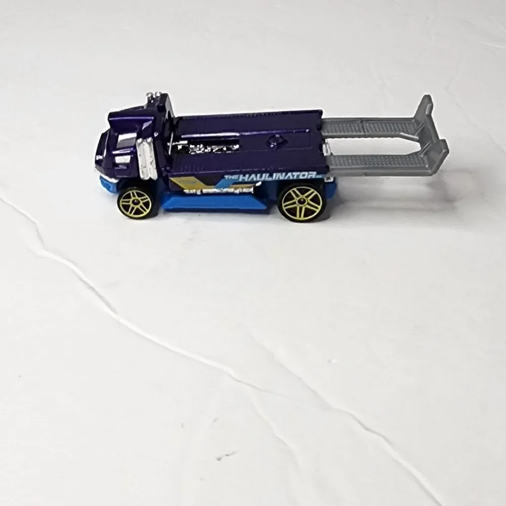 THE HAULINATOR / Hot Wheels 2014 Scale Diecast Model Truck #B42